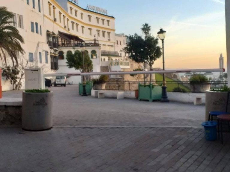 ساحة مصنفة تُغلق أمام المواطنين بطنجة.. ومنيب تسائل وزير الداخلية عن صمت السلطات